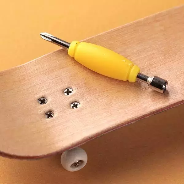 「カルディ「フィンガースケートボード」発売、指で乗りこなす懐かしの玩具、キャンディ付き」の画像