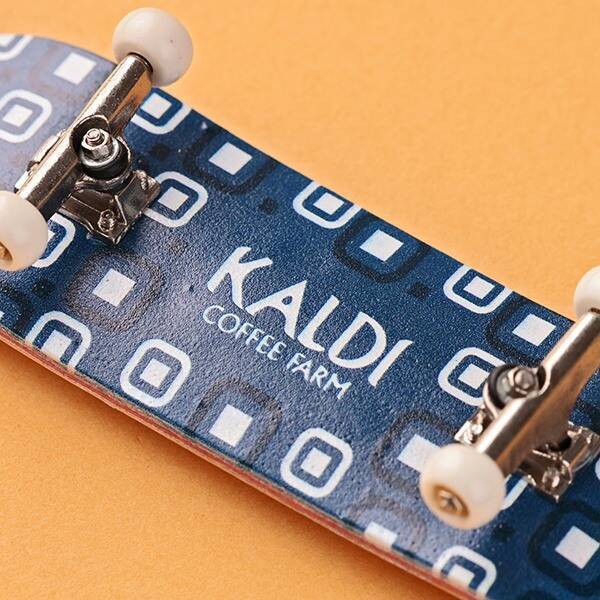 カルディ「フィンガースケートボード」発売、指で乗りこなす懐かしの玩具、キャンディ付き