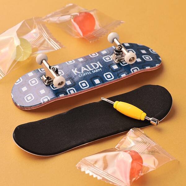 カルディ「フィンガースケートボード」発売、指で乗りこなす懐かしの玩具、キャンディ付き