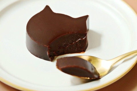 【ファミマ限定】ねこ型のテリーヌショコラを新発売、チョコのまろやかな甘みとコクのある奥深い味わい【オールハーツ･カンパニー】