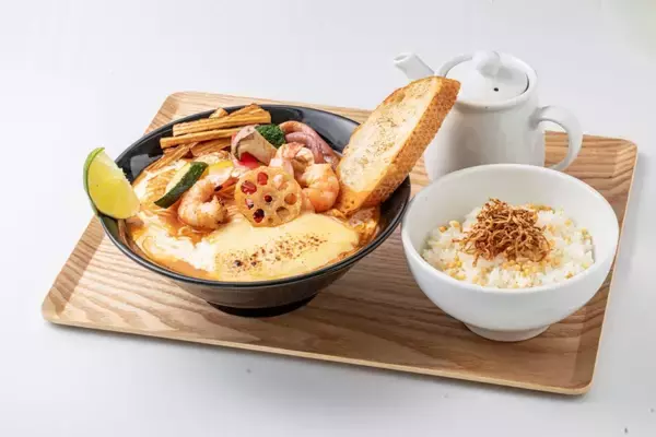 「【太陽のトマト麺】創業20周年記念で歴代最大ヒット商品をリニューアルして新発売【ぷりぷり大エビ×炙りチーズ】」の画像