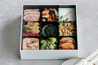 DEAN & DELUCA、3段重のおせち「OSECHI 2027」予約開始　キャビア・オマール海老・黒毛和牛など