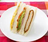 「セブン‐イレブン、「よくばりミックス」新発売/人気具材4種を盛り込んだサンドイッチ」の画像2