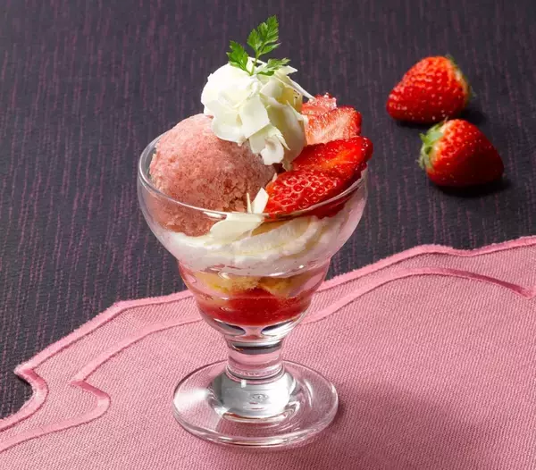 「【ロイヤルホスト】国産苺デザートフェアを開催、「苺のパイ・ア・ラ・モード」など3品が登場　第1弾は1月15日から」の画像