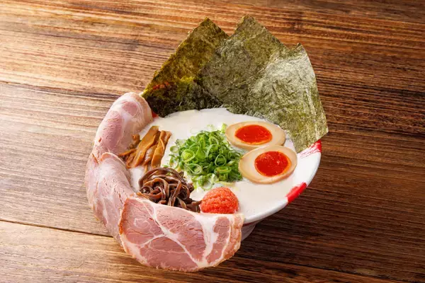 豚骨ラーメンが“今だけ”「550円」に…味は白豚骨か黒豚骨のどちらか　ラーメンチェーンが選挙割を実施