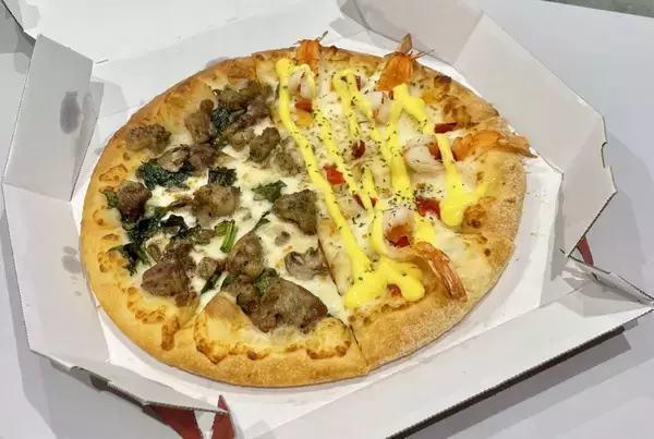 「ドミノ･ピザ“選ばなくていい贅沢”の新作ピザ「炭火焼ビーフと海老の贅沢ハーフ&ハーフ」発売」の画像