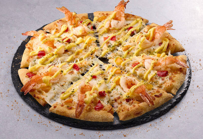 ドミノ･ピザ“選ばなくていい贅沢”の新作ピザ「炭火焼ビーフと海老の贅沢ハーフ&ハーフ」発売