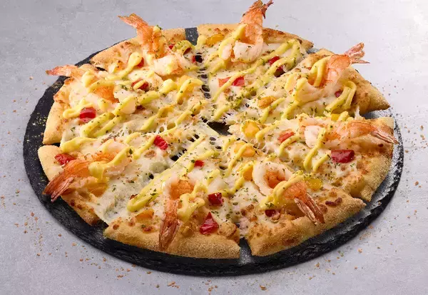 「ドミノ･ピザ“選ばなくていい贅沢”の新作ピザ「炭火焼ビーフと海老の贅沢ハーフ&ハーフ」発売」の画像