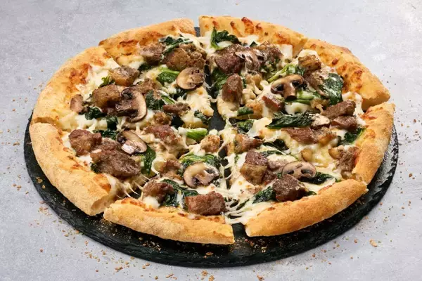 「ドミノ･ピザ“選ばなくていい贅沢”の新作ピザ「炭火焼ビーフと海老の贅沢ハーフ&ハーフ」発売」の画像