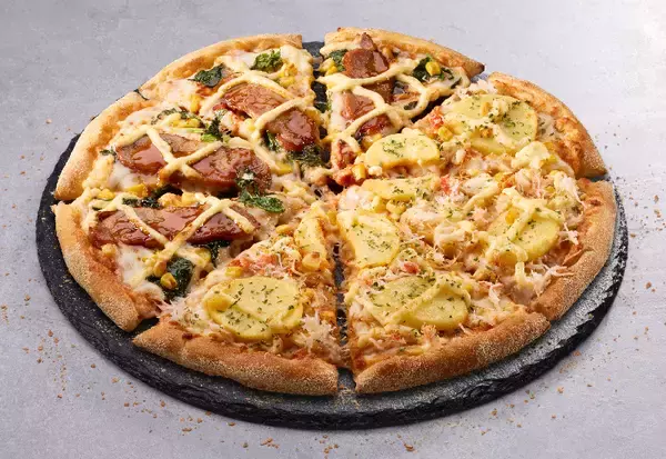 「ドミノ･ピザ“選ばなくていい贅沢”の新作ピザ「炭火焼ビーフと海老の贅沢ハーフ&ハーフ」発売」の画像