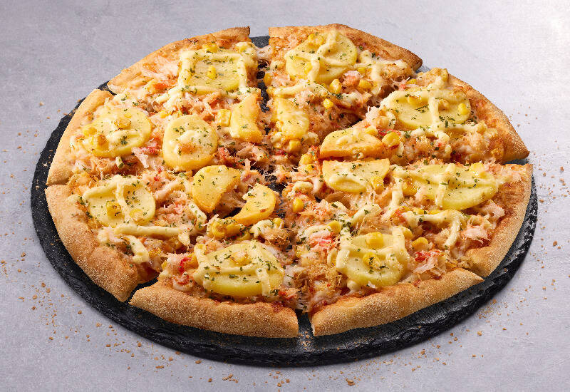 ドミノ･ピザ“選ばなくていい贅沢”の新作ピザ「炭火焼ビーフと海老の贅沢ハーフ&ハーフ」発売