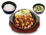 「松のや、人気スタミナメニュー「にんにく醤油の“揚げる”厚切り豚テキ･鶏テキ」復活」の画像1