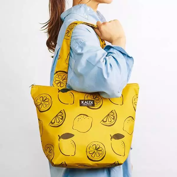 「カルディ「レモンバッグ」発売、オンラインは完売　保冷バッグに限定レモンサワー＆スナック付き」の画像