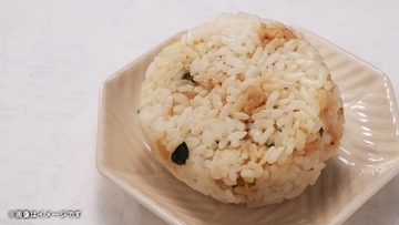 累計約29万個を販売した「悪魔のおにぎり」の白と黒が復活!【ローソンストア100】