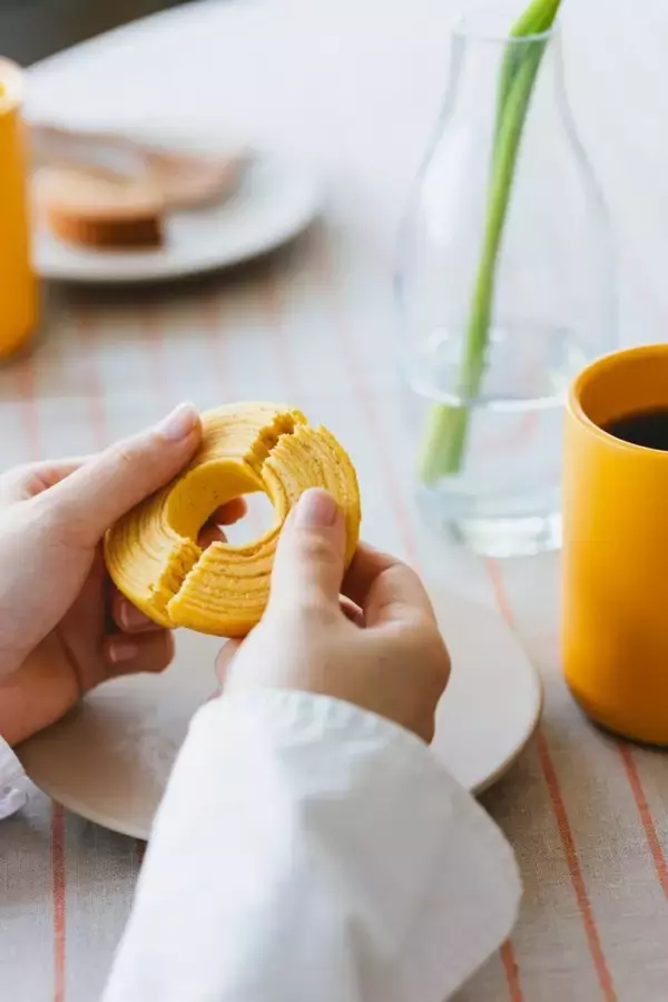 「ユーハイム 手のひらサイズの「リトルバウム」発売/バター&生クリームのコクと、ふんわり食感が楽しめる」の画像