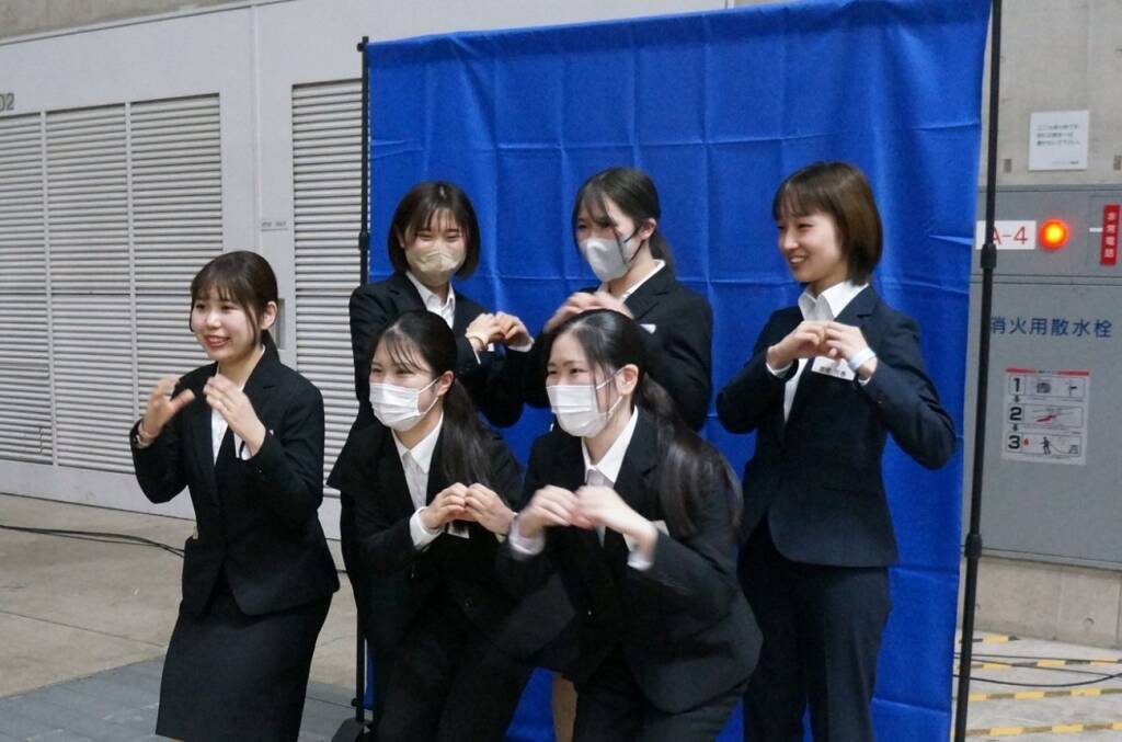 日清医療食品とエームサービス、アートやゲーム、フォトコンテストで新入社員を歓迎