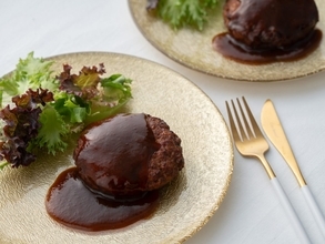 「成城石井 ハンバーグステーキ」刷新 / 黒毛和牛の配合比率をアップし、ステーキのような肉の存在感をより一層感じられる味わいに