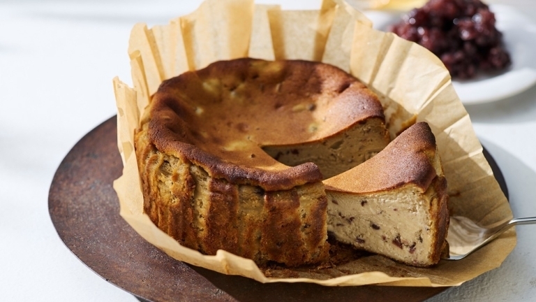 ほうじ茶×あずきの“和”のチーズケーキ発売、香ばしく焼き上げた表面となめらかな口どけ、素材の優しい甘さが楽しめる【モロゾフ】