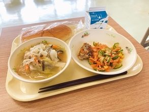 静岡市小学校のソフト麺納品問題から考える、学校給食で本当に変えるべきこと