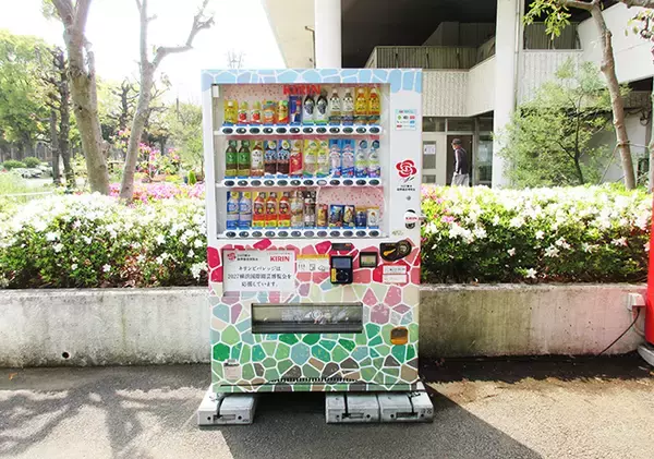キリンビバレッジ「生茶デカフェ 2027横浜国際園芸博覧会デザインラベル」売上の一部を寄贈、ラッピング自販機で支援継続