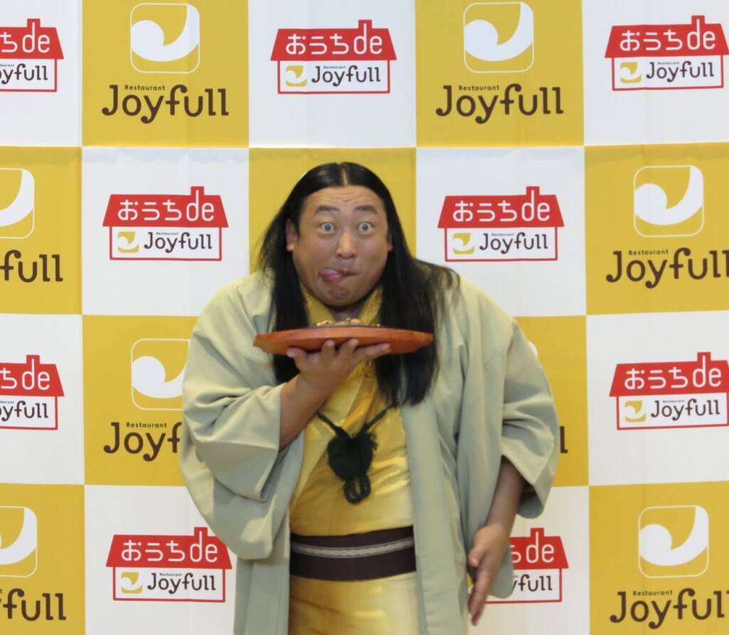 ロバート秋山が“秋山芭蕉”に変身、ジョイフル春夏新グランドメニュー発表会 / 厚切りステーキや白桃スイーツなど