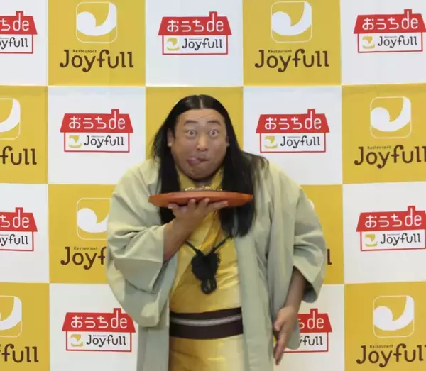 「ロバート秋山が“秋山芭蕉”に変身、ジョイフル春夏新グランドメニュー発表会 / 厚切りステーキや白桃スイーツなど」の画像