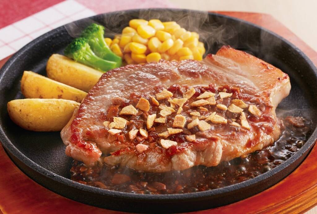 ロバート秋山が“秋山芭蕉”に変身、ジョイフル春夏新グランドメニュー発表会 / 厚切りステーキや白桃スイーツなど