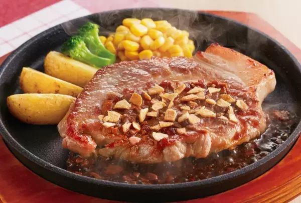 「ロバート秋山が“秋山芭蕉”に変身、ジョイフル春夏新グランドメニュー発表会 / 厚切りステーキや白桃スイーツなど」の画像