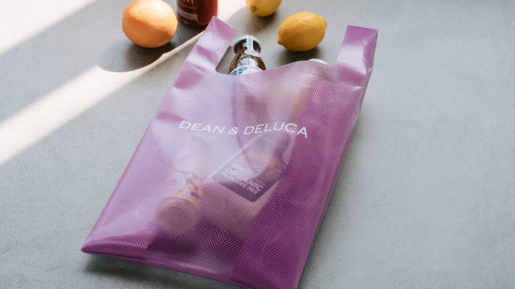 DEAN & DELUCA“雨の日が待ち遠しくなる”「ショッピングバッグ ブルーベリー」発売、EVAメッシュ素材を使用/ディーン&デルーカ