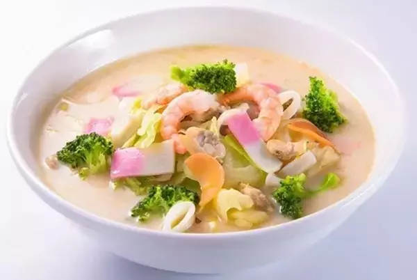 日高屋「日高ちゃんぽん」で“とんこつベース魚介系スープ”初挑戦、創業50周年記念メニュー、冷凍生餃子テイクアウト割引も