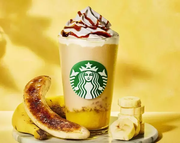 スタバ「バナナブリュレフラペチーノ」発売、完熟バナナの果肉ソースにカリカリ食感のブリュレチップ、バナナスイーツ2品も販売、ドールの“もったいないバナナ”約300万本を使用/スターバックスコーヒー