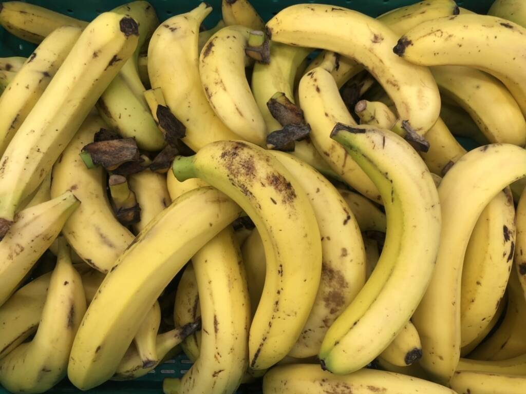 スタバ「バナナブリュレフラペチーノ」発売、完熟バナナの果肉ソースにカリカリ食感のブリュレチップ、バナナスイーツ2品も販売、ドールの“もったいないバナナ”約300万本を使用/スターバックスコーヒー