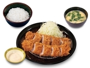 松のや、国産豚のヒレ肉を1本揚げした「丸太ヒレかつ」発売　定食のほかカレーやロースかつとの盛合せも