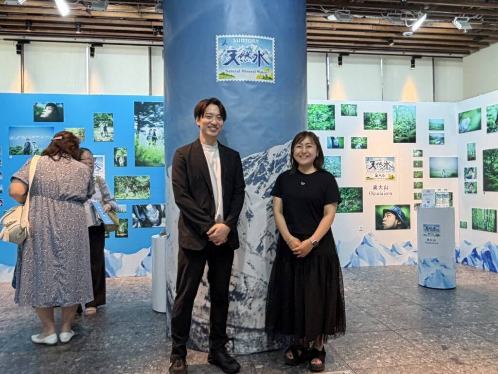 「サントリー天然水」、4水源の魅力を写真と音声で発信 J-WAVE「GURU GURU!」出演者が各地の山を訪問