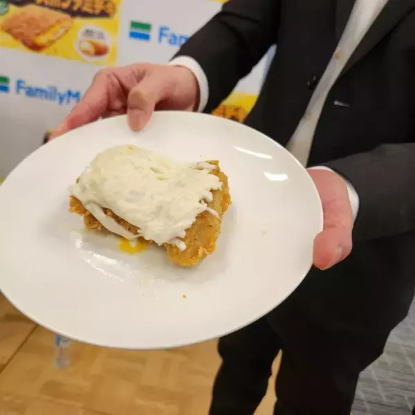 「ファミリーマート×雪印メグミルク「チーズを盛り上げる会」を開催　濃厚チーズinファミチキに合うチーズとは」の画像