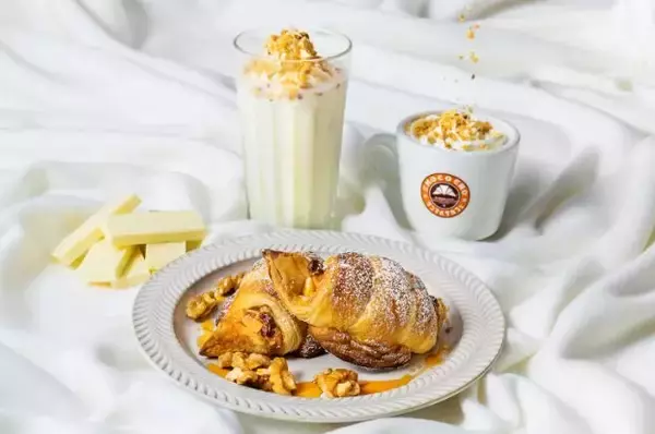 「サンマルクカフェ ホリデー2022第一弾テーマはホワイトクリスマス、“ローストナッツホワイトチョコレート”ラテ・スムージー、「チョコクロ ウォルナッツメープルホワイト”」発売」の画像