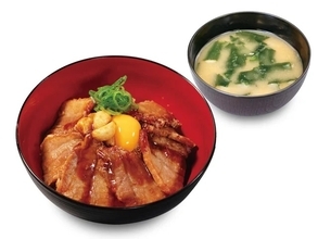 松のや、タイ風豚バラ唐揚げ丼「ムートート丼」4月10日発売、好評の「ムートート定食」を丼にして提供、生卵と素揚げしたにんにくを添え、にんにく醤油ダレをかける