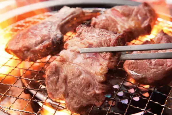 生ラム特上肩ロース1,800円→1,280円、ラムチョップ1,380円→950円、先着順で特別割引権も…羊肉酒場が記念祭開催