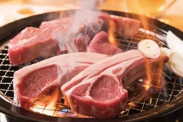 「生ラム特上肩ロース1,800円→1,280円、ラムチョップ1,380円→950円、先着順で特別割引権も…羊肉酒場が記念祭開催」の画像