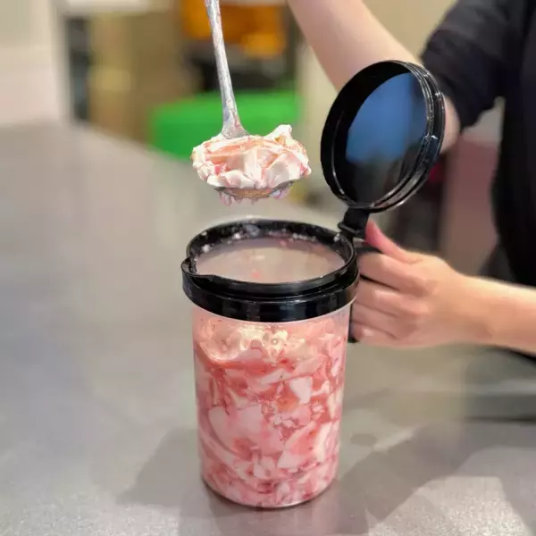 「【ゴンチャ】春の定番「いちご杏仁」発売/ミニチュアサイズの「いちご杏仁 キーホルダー」の販売やオリジナルステッカーのプレゼント、SNSキャンペーンも！」の画像