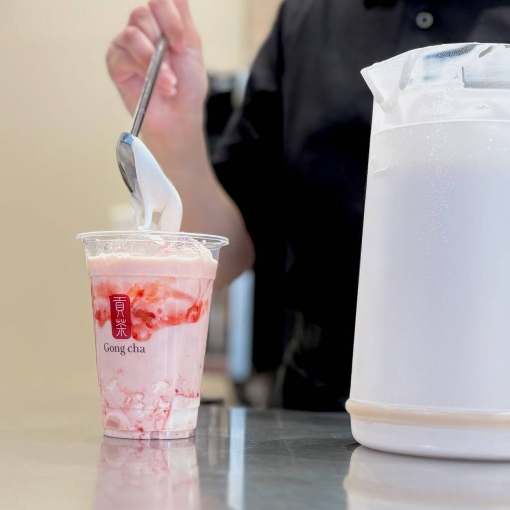 【ゴンチャ】春の定番「いちご杏仁」発売/ミニチュアサイズの「いちご杏仁 キーホルダー」の販売やオリジナルステッカーのプレゼント、SNSキャンペーンも！