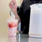 「【ゴンチャ】春の定番「いちご杏仁」発売/ミニチュアサイズの「いちご杏仁 キーホルダー」の販売やオリジナルステッカーのプレゼント、SNSキャンペーンも！」の画像4