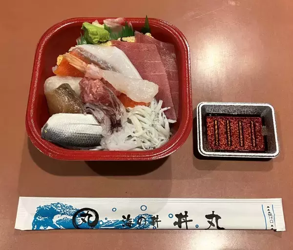 「外食ランチ1300円時代に「500円台」維持　海鮮丼チェーン「丼丸」、低価格戦略で売上最大1.3倍」の画像