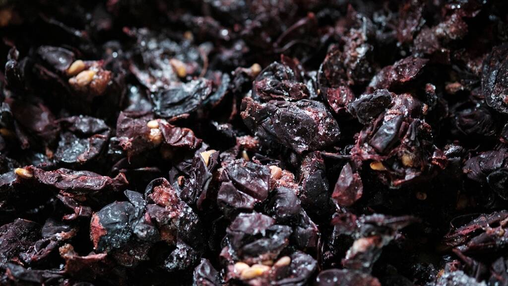 【DEAN & DELUCA】ぶどうの果皮で染めた限定バッグ(全3色)登場、ワインの副産物が美しい色に