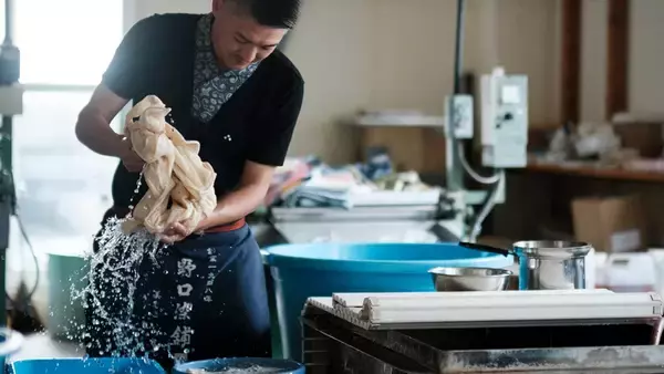 「【DEAN & DELUCA】ぶどうの果皮で染めた限定バッグ(全3色)登場、ワインの副産物が美しい色に」の画像