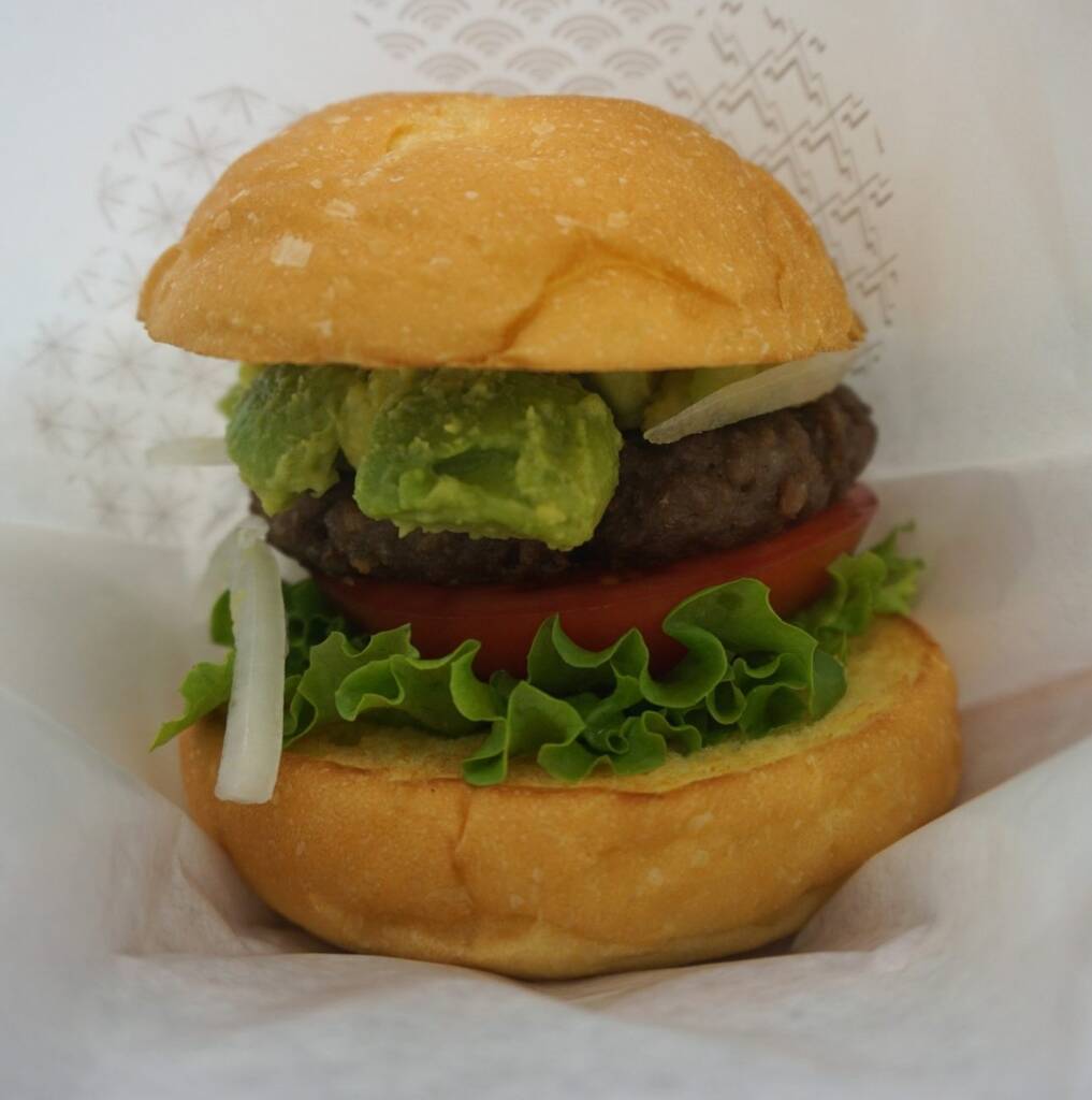 【モスバーガー】動物性食材不使用の新作「米粉入りバンズのアボカドバジルバーガー」発売、6年ぶりにソイパティ刷新