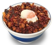 【かつや】黒味噌“肉あんかけ”×カツが新登場　温玉で味変も