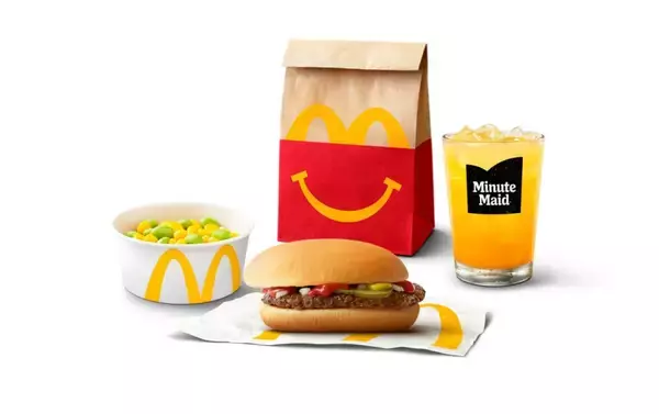 「【ハッピーセット】サンリオ＆トミカ登場　キティ着せ替えやハンバーガーカーも」の画像