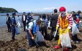 「「海ごみゼロウィーク」キックオフに清涼飲料団体やセブン‐イレブン、海上保安庁など400名超が参加/神奈川・江ノ島」の画像1