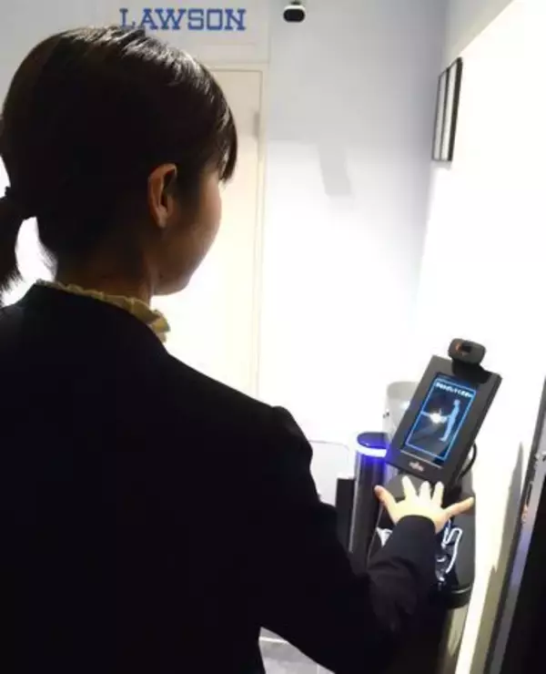 「レジなしコンビニ「ローソンGO」実証実験開始、富士通のマルチ生体認証を導入、手ぶらで買い物も」の画像